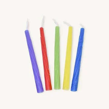 Cinq bougies d'anniversaire colorées alignées : violet, rouge, vert, jaune, bleu