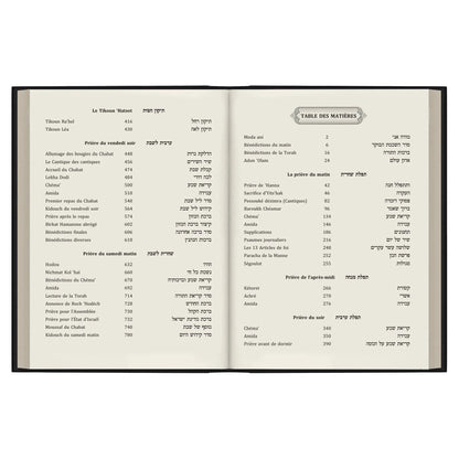 Pages ouvertes de la table des matières d'un livre de prières juives en français et hébreu