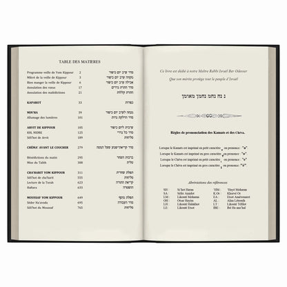 Pages intérieures d'un livre religieux sur Yom Kippour avec table des matières en français et hébreu