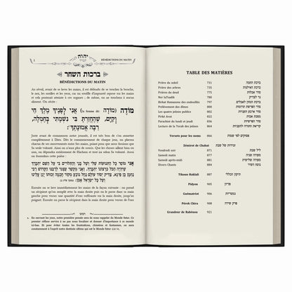 Livre ouvert avec texte en français et hébreu sur bénédictions du matin et table des matières rabbinique