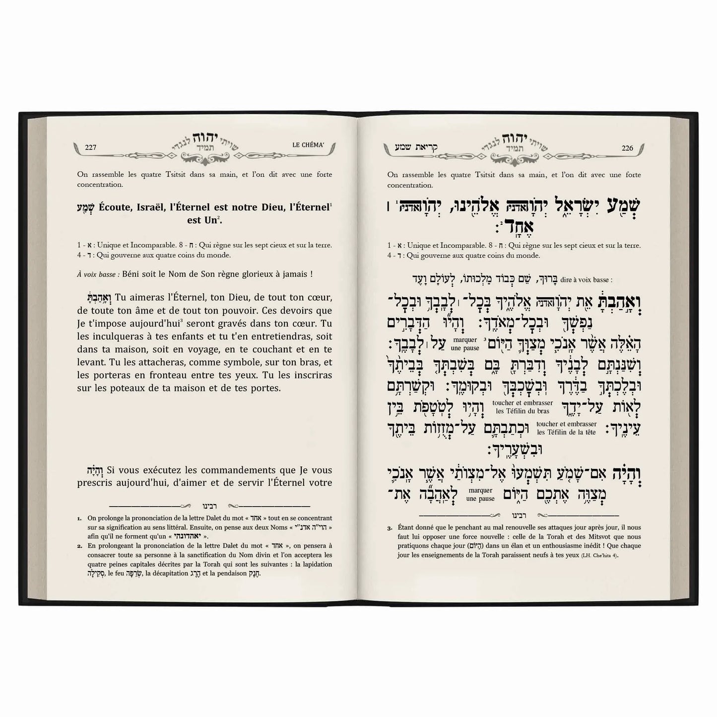 Page ouverte du Sidour, texte en hébreu et français du Chéma Israël avec instructions religieuses