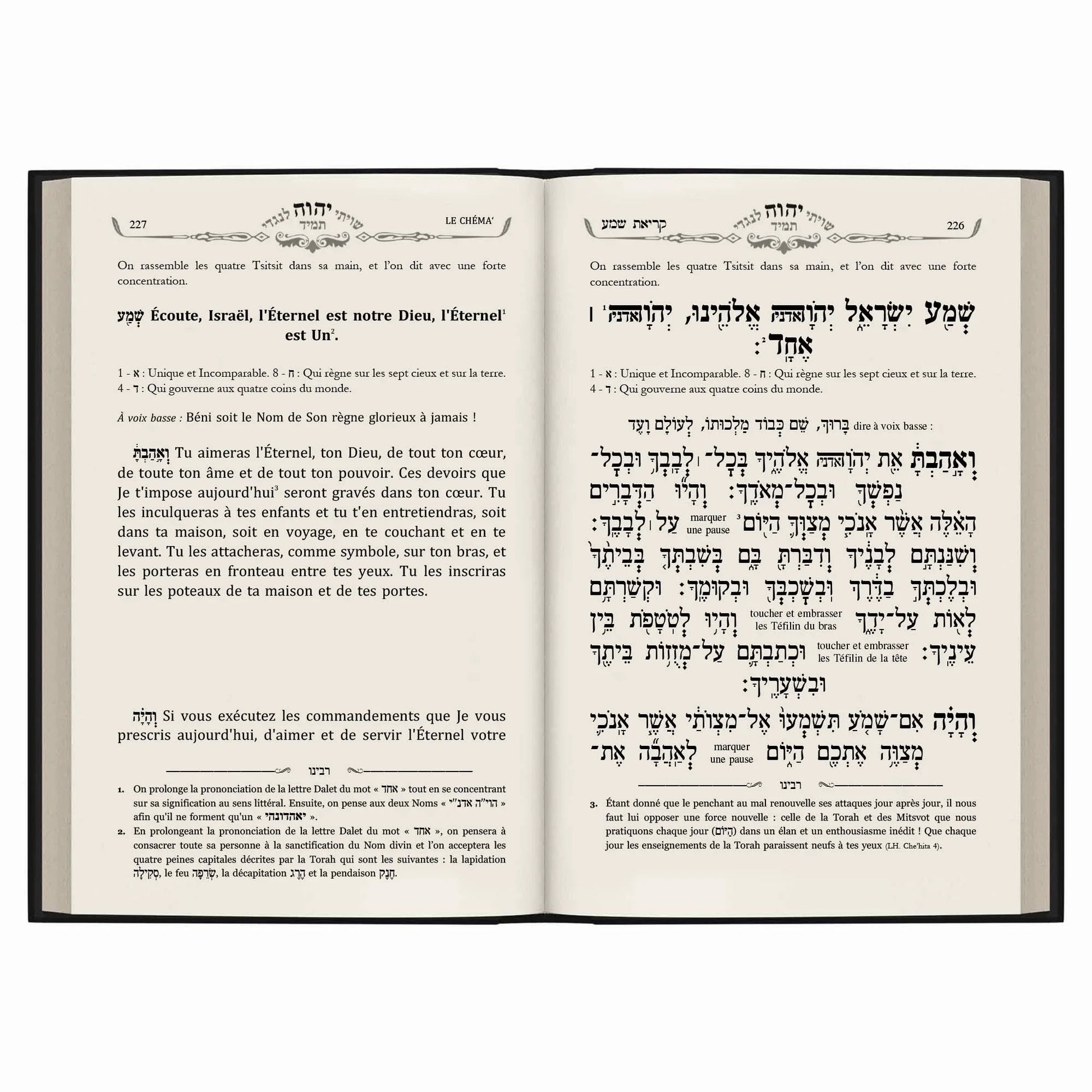 Page ouverte du Sidour, texte en hébreu et français du Chéma Israël avec instructions religieuses