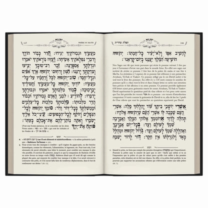 Livre sacré juif ouvert avec textes en hébreu et français, prières du matin détaillées