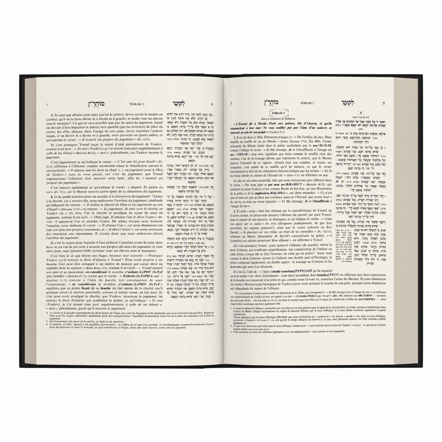 Livre ouvert montrant texte en hébreu et en français, édition Torah 2 avec analyses et commentaires religieux.