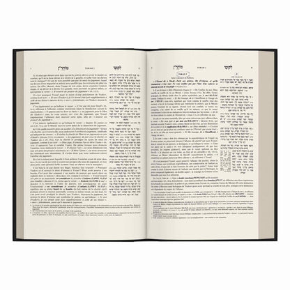 Livre ouvert avec texte hébreu et français, page de Torah annotée, sur fond blanc