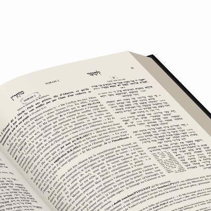 Page ouverte de Torah bilingue en hébreu et français avec commentaires religieux
