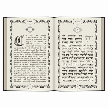 Livre ouvert avec texte en français et hébreu, décorations ornementales, chapitre Esther 1, design élégant