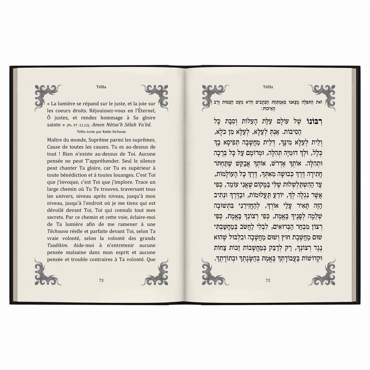 Livre ouvert montrant une prière Téfila en hébreu à droite et sa traduction française à gauche avec ornements décoratifs
