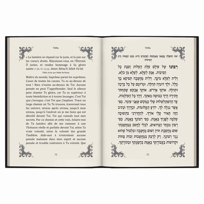Livre ouvert montrant une prière Téfila en hébreu à droite et sa traduction française à gauche avec ornements décoratifs