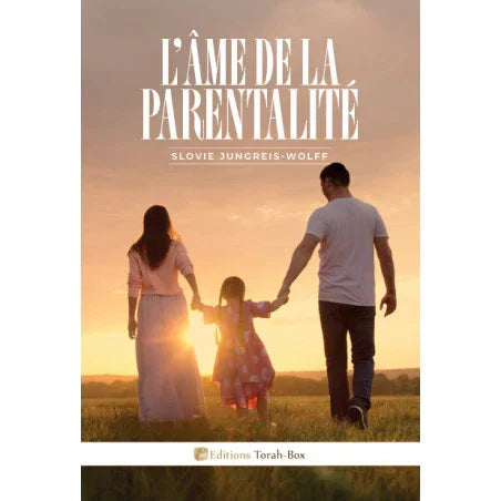 Couple et enfant main dans la main au coucher du soleil, thème parentalité et famille